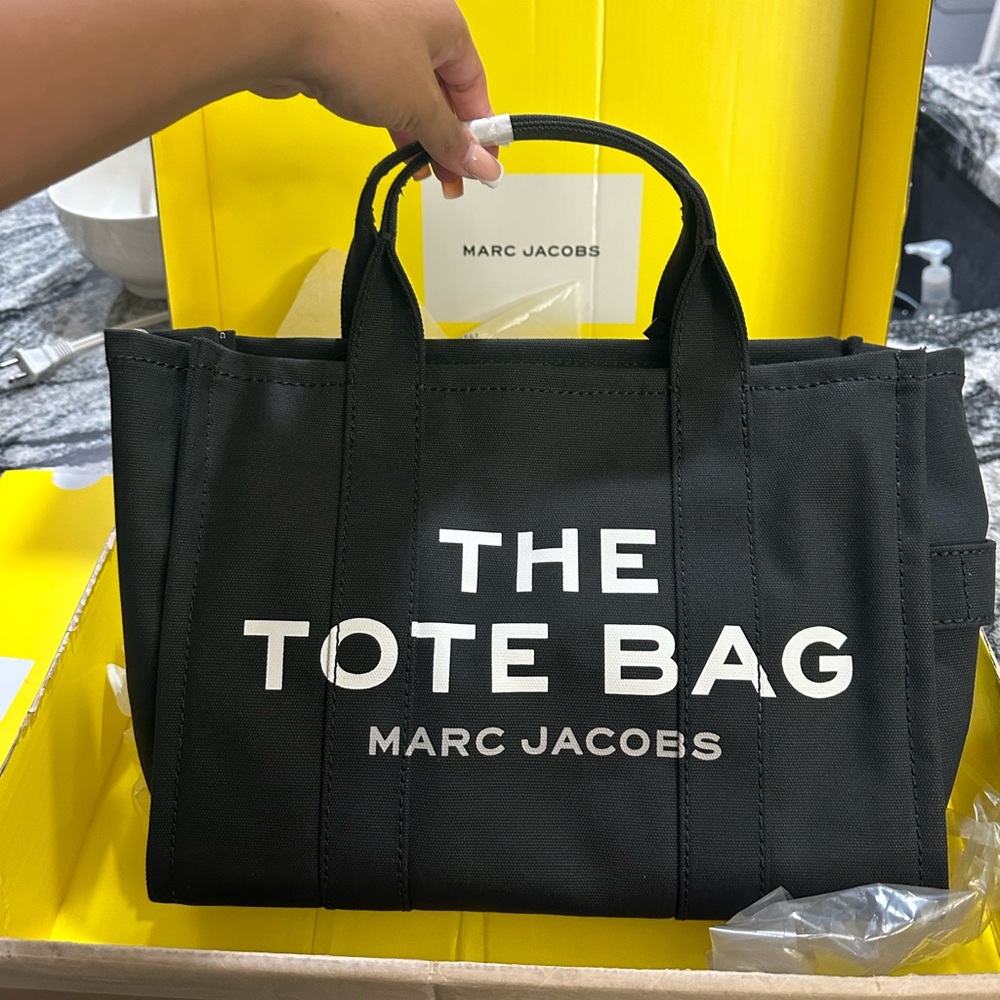 Marc jacobs tote bag. size medium